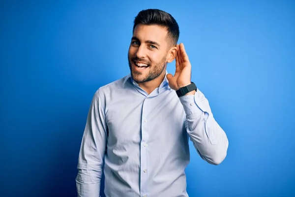 Joven Hombre Guapo Con Camisa Elegante Pie Sobre Fondo Azul — Foto de Stock