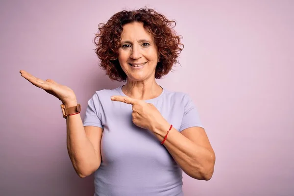 Schöne Frau Mittleren Alters Mit Lockigem Haar Trägt Lässiges Shirt — Stockfoto