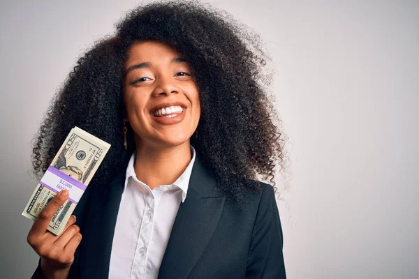 달러짜리 지폐를 얼굴로 달러짜리 앞머리를 아프리카 미국인 사업가가 자신있는 미소를 — 스톡 사진