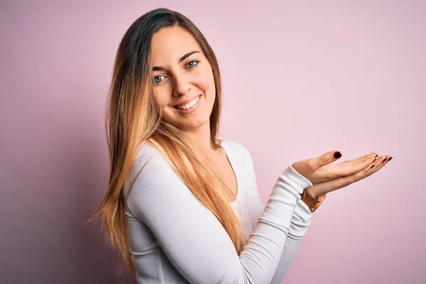 Młoda Piękna Blondynka Niebieskimi Oczami Ubrana Biały Shirt Różowym Tle — Zdjęcie stockowe