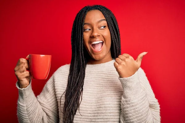 Jeune Fille Afro Américaine Buvant Une Tasse Café Sur Fond — Photo