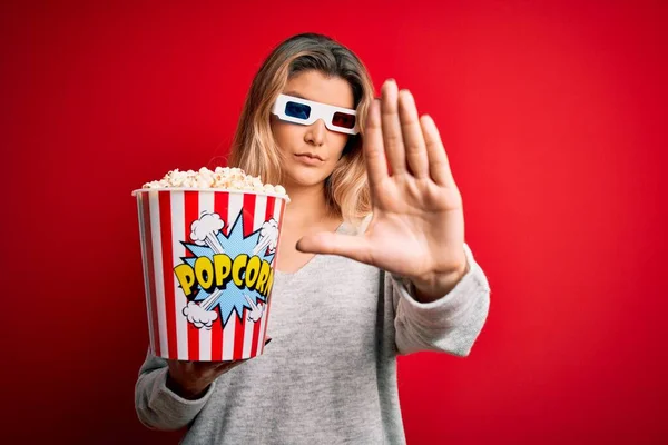 Fiatal Gyönyörű Szőke Néz Film Segítségével Szemüveg Eszik Popcorns Nyitott — Stock Fotó