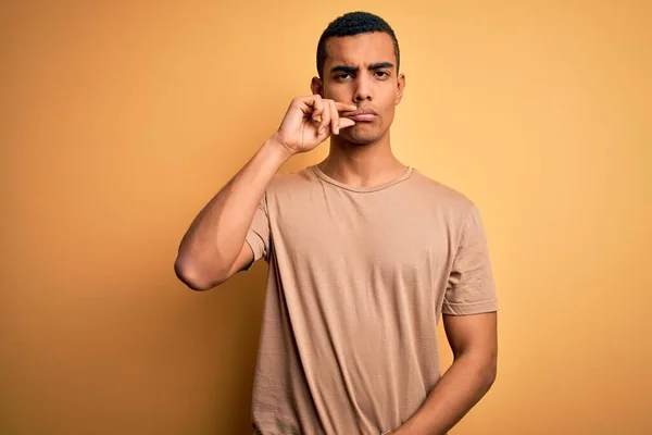 Joven Hombre Afroamericano Guapo Con Camiseta Casual Pie Sobre Boca — Foto de Stock