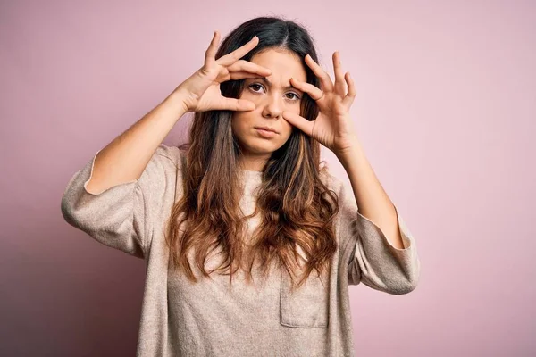 Giovane Bella Donna Bruna Indossa Maglione Casual Piedi Sfondo Rosa — Foto Stock