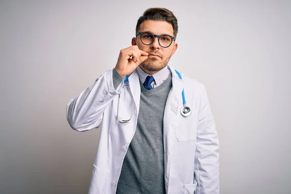 Νεαρός Γιατρός Μπλε Μάτια Που Φοράει Ιατρική Ποδιά Και Στηθοσκόπιο — Φωτογραφία Αρχείου