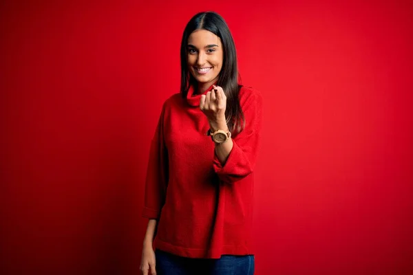Joven Hermosa Morena Con Suéter Casual Sobre Fondo Rojo Aislado — Foto de Stock