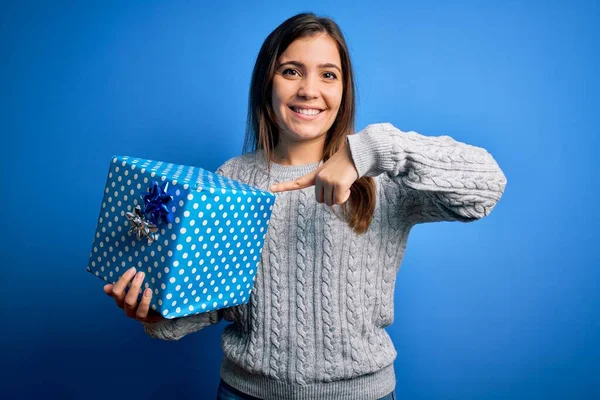 Νεαρή Ξανθιά Γυναίκα Κρατώντας Ένα Κουτί Δώρου Δώρο Γενεθλίων Πάνω — Φωτογραφία Αρχείου