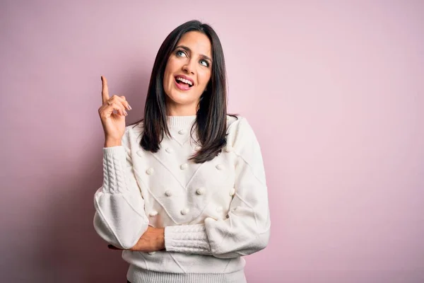 Jovem Morena Com Olhos Azuis Vestindo Camisola Casual Sobre Fundo — Fotografia de Stock