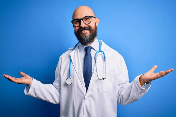 Bonito Homem Médico Careca Com Barba Vestindo Óculos Estetoscópio Sobre — Fotografia de Stock