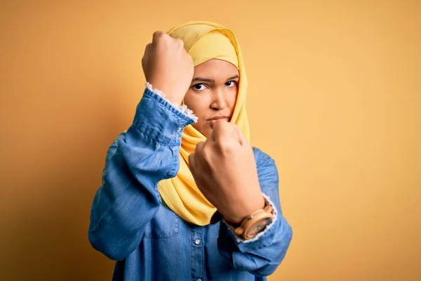 Junge Schöne Frau Mit Lockigem Haar Trägt Traditionellen Arabischen Hijab — Stockfoto