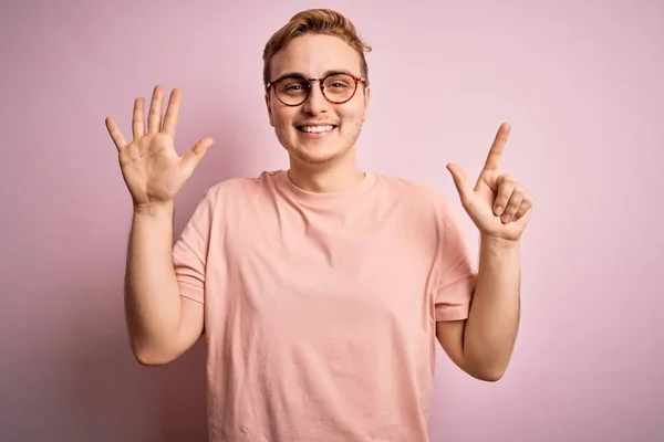 Joven Hombre Pelirrojo Guapo Con Camiseta Casual Pie Sobre Fondo —  Fotos de Stock