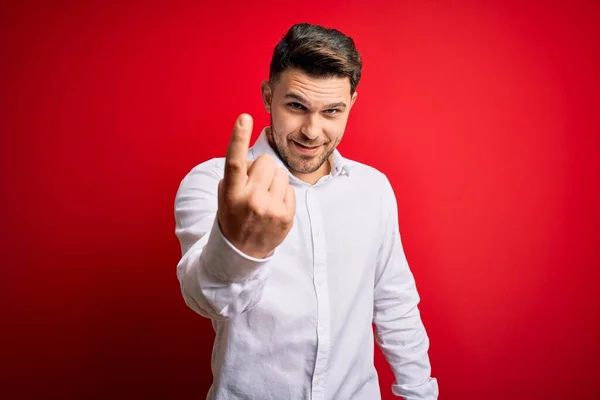 Jonge Zakenman Met Blauwe Ogen Met Elegant Hemd Rood Geïsoleerde — Stockfoto