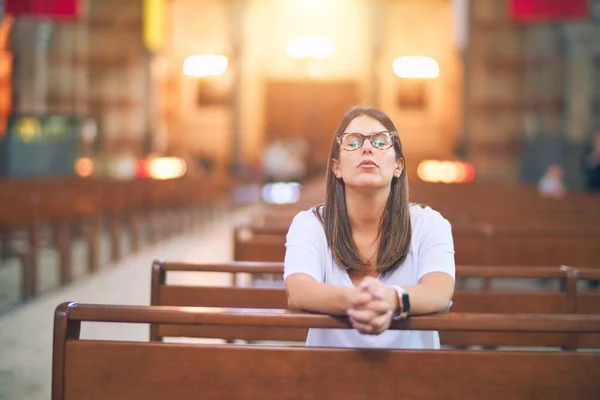 Joven Hermosa Mujer Rezando Rodillas Banco Iglesia — Foto de Stock