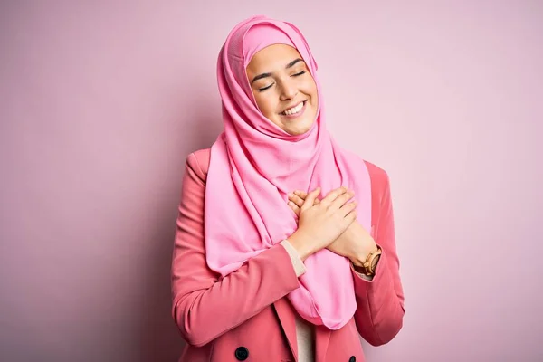 Junges Schönes Mädchen Mit Muslimischem Hijab Das Vor Isoliertem Rosa — Stockfoto