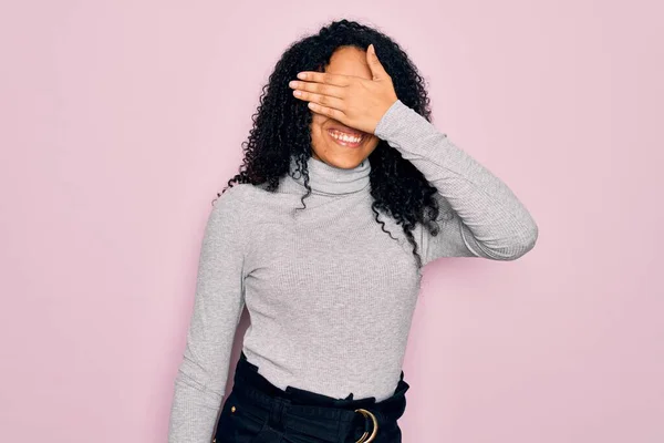 Jovem Afro Americana Vestindo Camisola Gola Alta Óculos Sobre Fundo — Fotografia de Stock