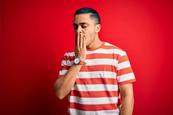 Ung Brasiliansk Man Bär Casual Randig Shirt Stående Över Isolerad — Stockfoto