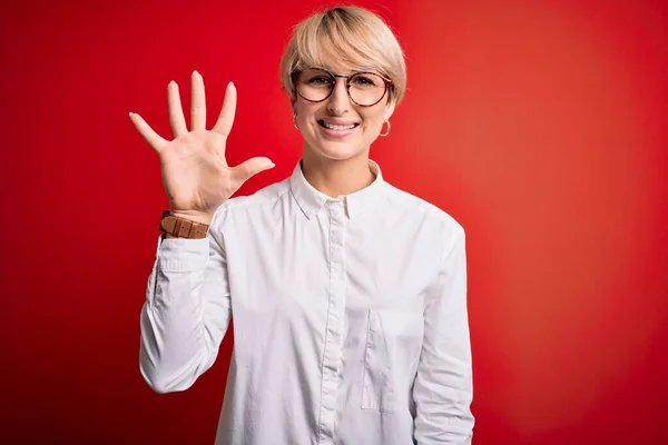 Junge Blonde Geschäftsfrau Mit Kurzen Haaren Trägt Eine Brille Über — Stockfoto