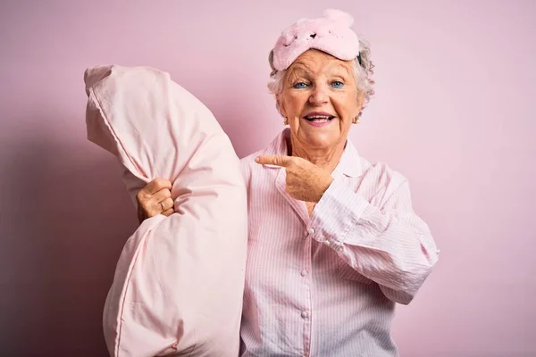 Senior Bella Donna Che Indossa Maschera Del Sonno Tenendo Cuscino — Foto Stock