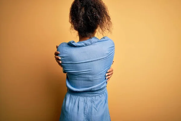 Young Beautiful African American Girl Wearing Denim Dress Standing Yellow — Stock Photo, Image