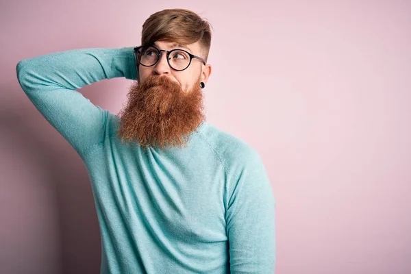 Hombre Pelirrojo Irlandés Guapo Con Barba Con Gafas Sobre Fondo — Foto de Stock