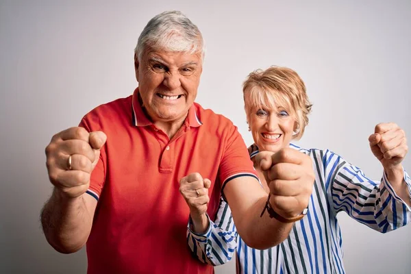 Senior Vackra Par Står Tillsammans Över Isolerad Vit Bakgrund Arg — Stockfoto