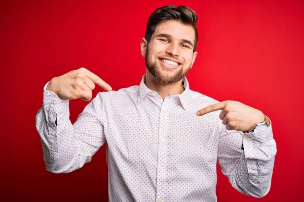 Ung Blond Affärsman Med Skägg Och Blå Ögon Bär Elegant — Stockfoto