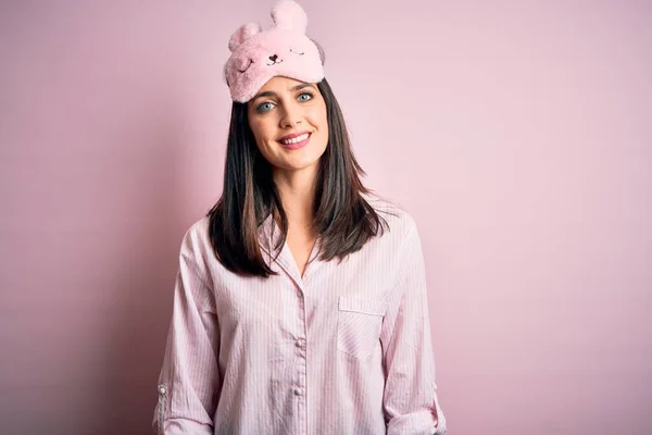 Ung Brunett Kvinna Med Blå Ögon Bär Rosa Pyjamas Och — Stockfoto