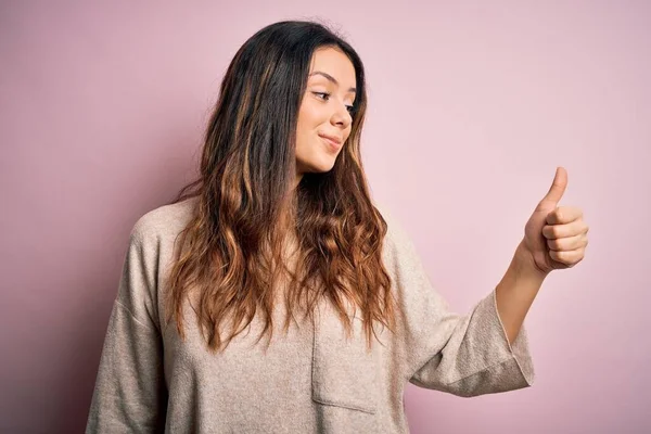 Ung Vacker Brunett Kvinna Bär Casual Tröja Stående Över Rosa — Stockfoto