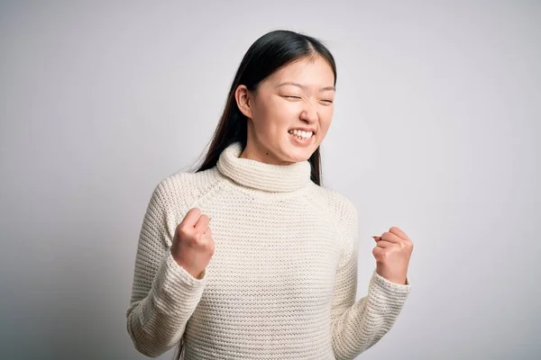 스웨터를 아름다운 이시아 여성은 성공을 기뻐하며 승리를 축하하는 미소를 지었다 — 스톡 사진