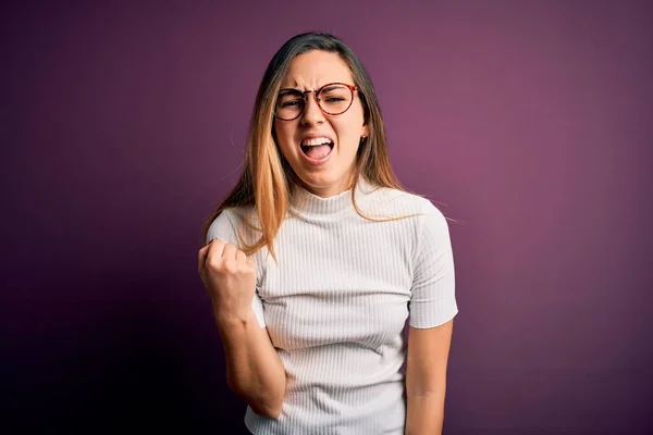 Jonge Mooie Blonde Vrouw Met Blauwe Ogen Dragen Casual Shirt — Stockfoto