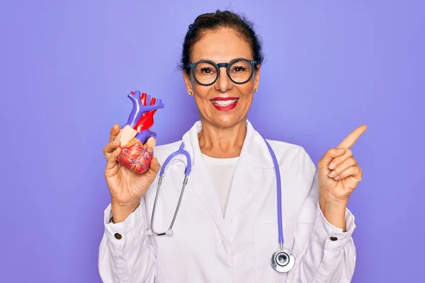 Старший Кардиолог Средних Лет Женщина Держит Профессиональную Кардиологию Сердце Счастливы — стоковое фото