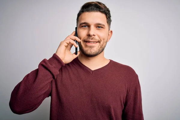 Молодой Человек Голубыми Глазами Говорящий Телефону Разговаривающий Смартфону Счастливым Лицом — стоковое фото