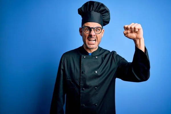 Joven Hombre Guapo Chef Con Uniforme Cocina Sombrero Sobre Fondo —  Fotos de Stock