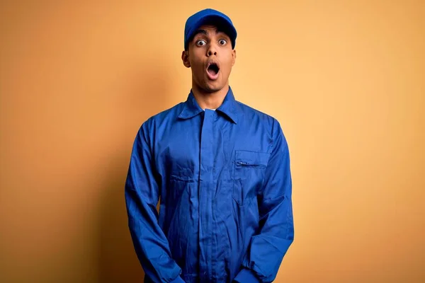 Jeune Mécanicien Afro Américain Portant Uniforme Bleu Bonnet Sur Fond — Photo