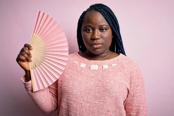 Joven Afroamericano Más Tamaño Mujer Con Trenzas Usando Ventilador Mano —  Fotos de Stock