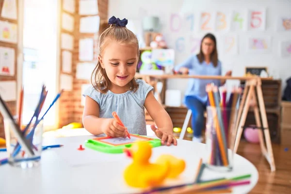 Blank Meisje Kind Spelen Leren Speelschool Met Vrouwelijke Leraar Moeder — Stockfoto