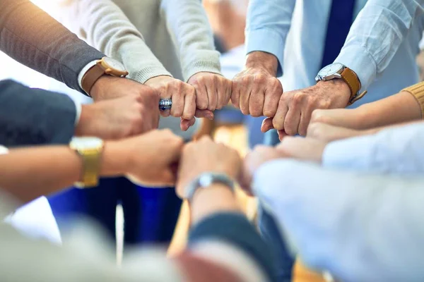 Gruppo Operai Piedi Pugni Urtando Ufficio — Foto Stock