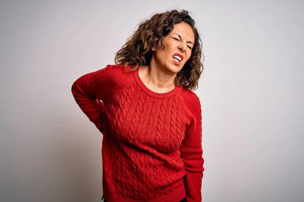 Mulher Morena Meia Idade Vestindo Camisola Casual Sobre Fundo Branco — Fotografia de Stock