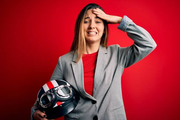 Jovem Bela Mulher Motociclista Loira Segurando Capacete Motocicleta Sobre Fundo — Fotografia de Stock