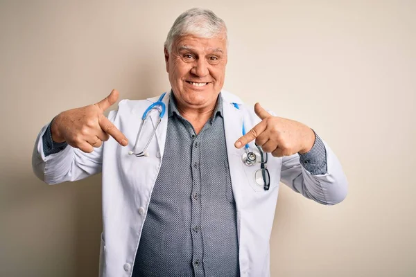 Senior Pohledný Chraptivý Lékař Muž Kabátě Stetoskop Přes Bílé Pozadí — Stock fotografie