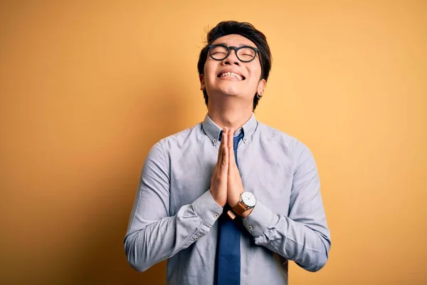 Joven Hombre Negocios Chino Guapo Con Gafas Corbata Sobre Fondo — Foto de Stock