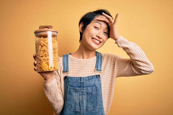 Jong Mooi Aziatisch Meisje Met Een Pot Italiaanse Droge Pasta — Stockfoto