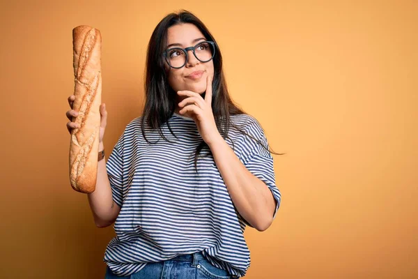 Jonge Brunette Vrouw Met Zelfgemaakt Vers Brood Baguette Gele Achtergrond — Stockfoto