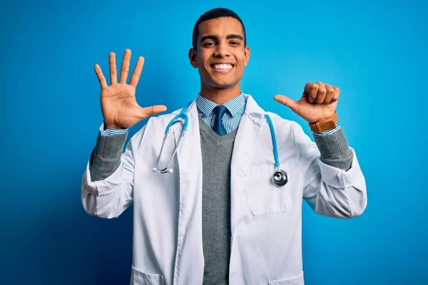 Bonito Médico Afro Americano Vestindo Casaco Estetoscópio Sobre Fundo Azul — Fotografia de Stock