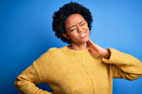 Ung Vacker Afroamerikansk Afro Kvinna Med Lockigt Hår Bär Gul — Stockfoto