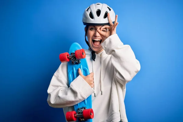 Junge Schöne Rothaarige Skateboarderin Trägt Schutzhelm Hält Schlittschuh Mit Glücklichem — Stockfoto
