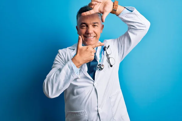 Hombre Guapo Médico Pelo Gris Mediana Edad Con Abrigo Estetoscopio —  Fotos de Stock