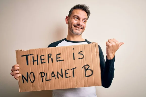 Mladý Pohledný Muž Žádá Prostředí Drží Prapor Planetární Poselství Ukazuje — Stock fotografie