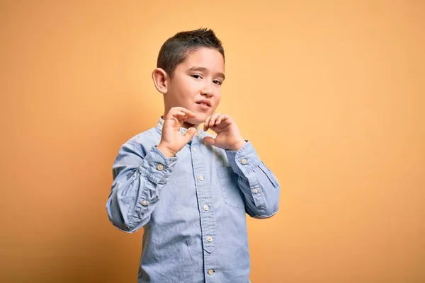 Ragazzino Che Indossa Camicia Elegante Piedi Sopra Sfondo Giallo Isolato — Foto Stock