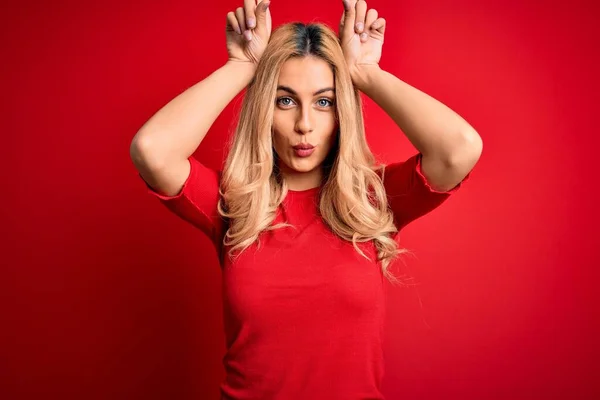 Jonge Mooie Blonde Vrouw Dragen Casual Shirt Staan Geïsoleerde Rode — Stockfoto